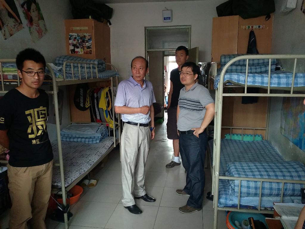 信控学院领导检查学院宿舍标准化建设、走访毕