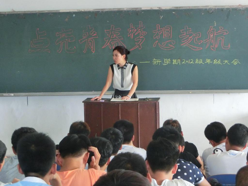 新学期,新起点,点亮青春,让梦想起航。为引导学生返校后尽快转变思想状态,继承并发扬学院的优良传统,继续做好做实学风建设和社区建设工作,8月23日15点、8月24日15时30分和17点,矿业工程学院分别组织召开以点亮青春,梦想起航为主题的2012、2013和2014级年级大会,会议分别由2012、2013年级辅导员王娜老师和2014年级辅导员吕彦秋老师主持。 按照学校和学院的学生工作部署,会议主要围绕着思想政治教育、学风建设、社区建设、奖助贷工作和日常管理工作展开。思想政治教育工作是学生工作的核心,加