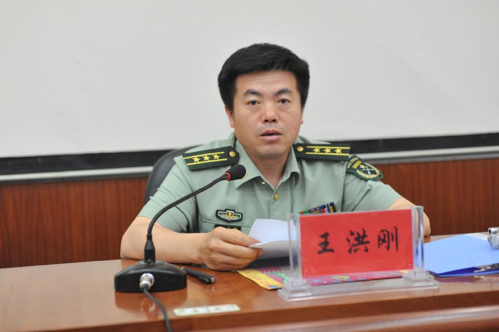 王洪刚政委回顾了雷锋团与我校开展双拥共建的历程,高度赞扬军学双拥